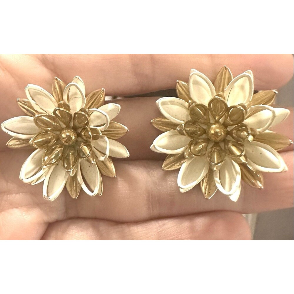 Vintage Floral Clip On Earrings Gold Tone Cream Enamel Layered Daisy Retro